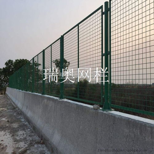 橋梁安全之盾 環(huán)保材質(zhì)防護(hù)欄的高清視覺(jué)解析